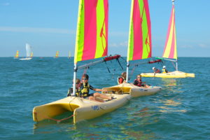 Quels bateaux pour initier les enfants à la voile ? - Voile & Moteur